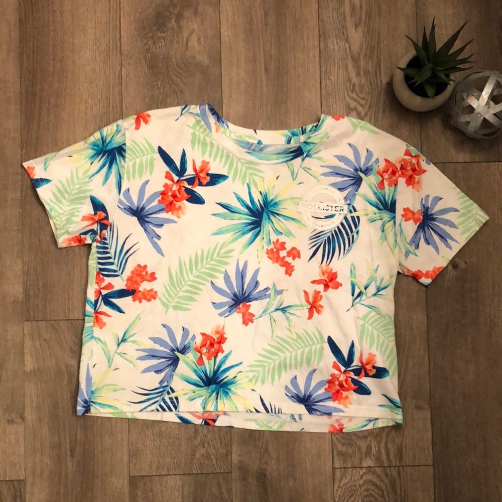 Hollister Hawaiian print cropped graphic tee